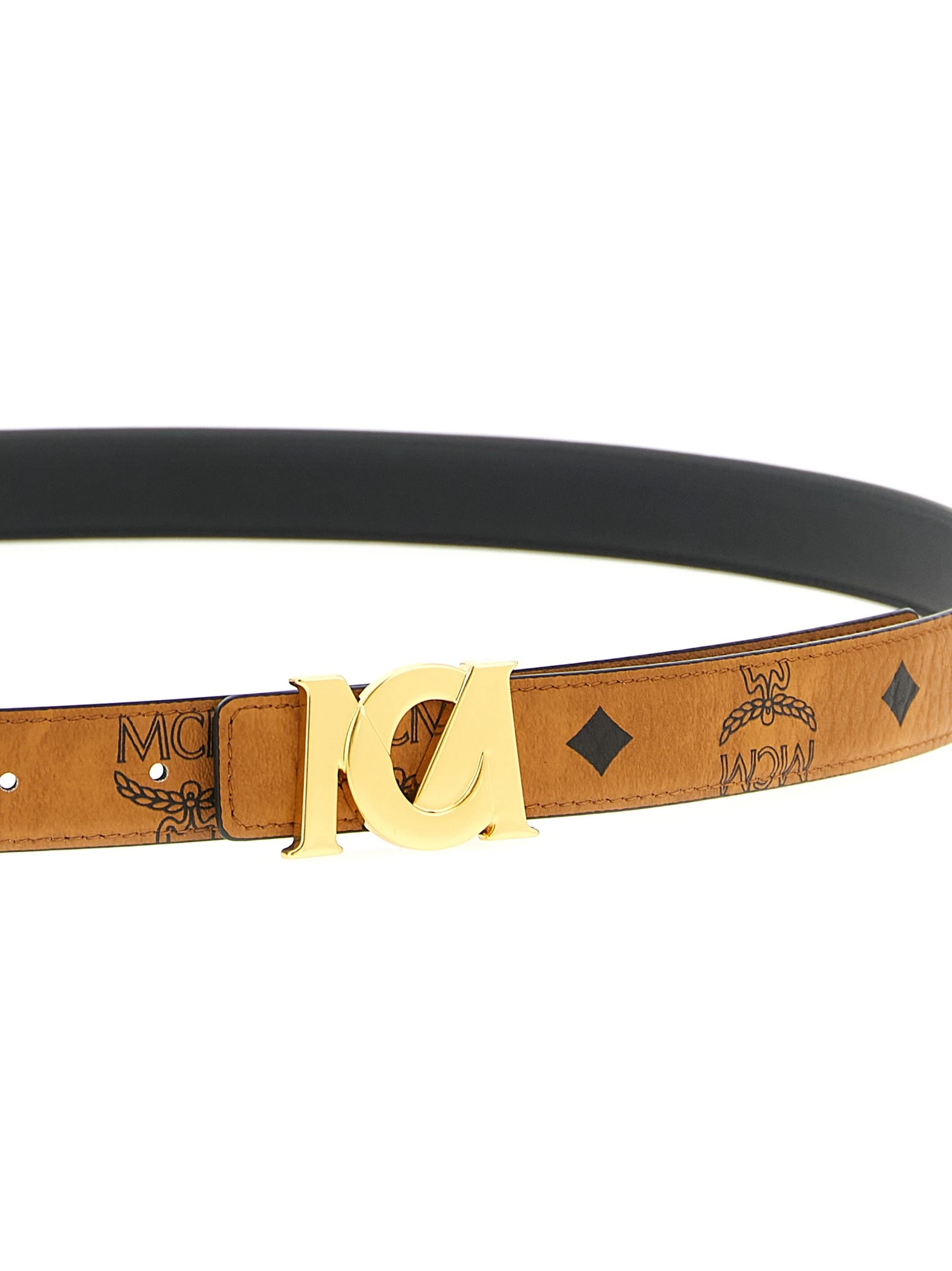 Logo buckle belt.