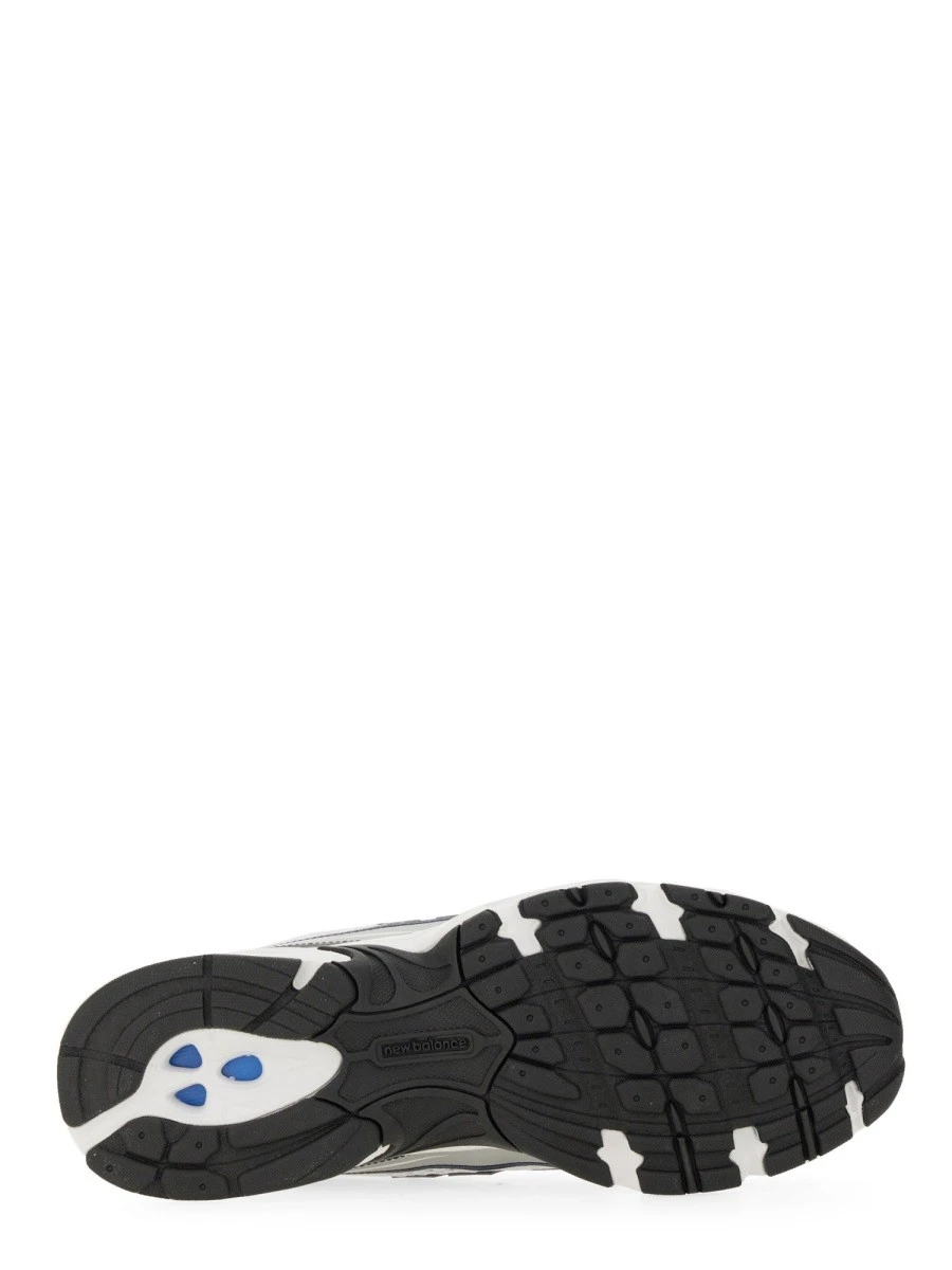 SNEAKER "U740"