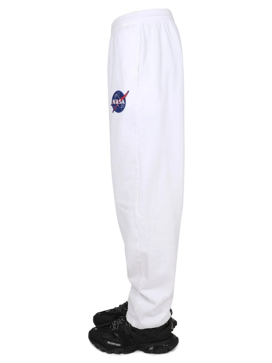 PANTALONE JOGGER CON PATCH.webp