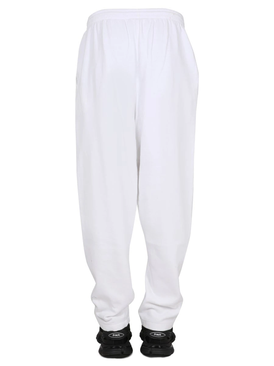 PANTALONE JOGGER CON PATCH.webp