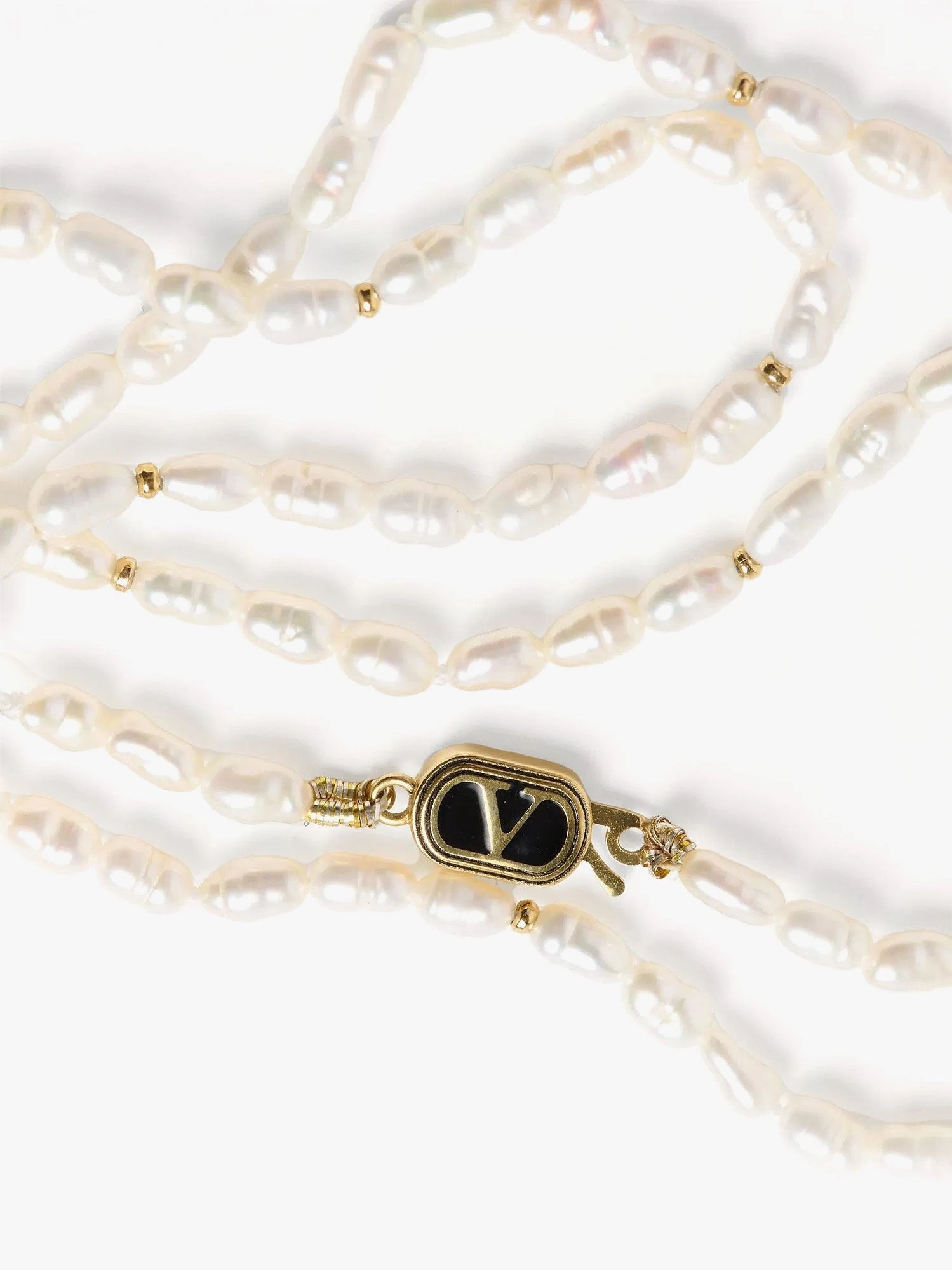 Metal necklace with pearls.webp