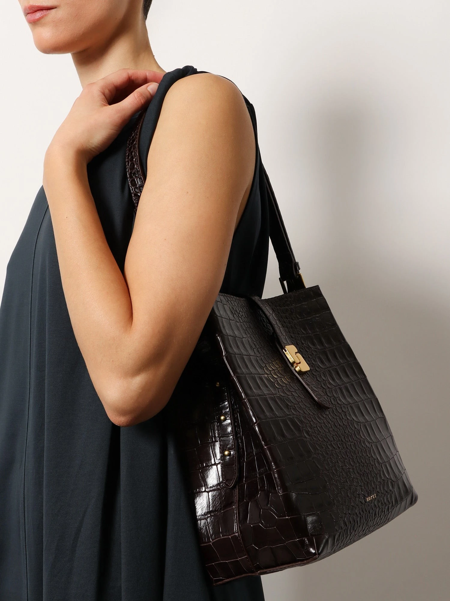 Bello leather shoulder bag with croco effect.webp