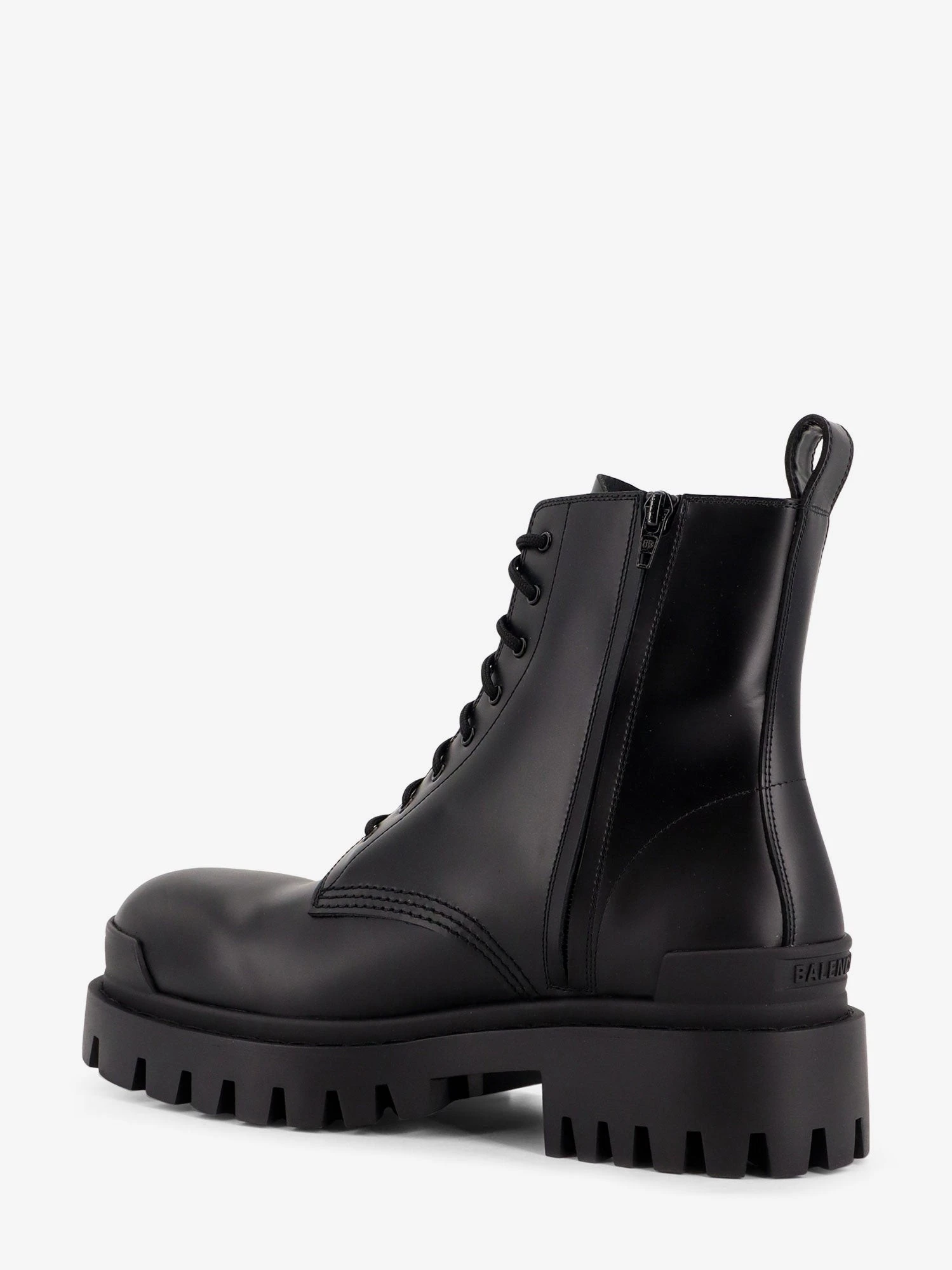 Leather boots with maxi rubber sole.webp